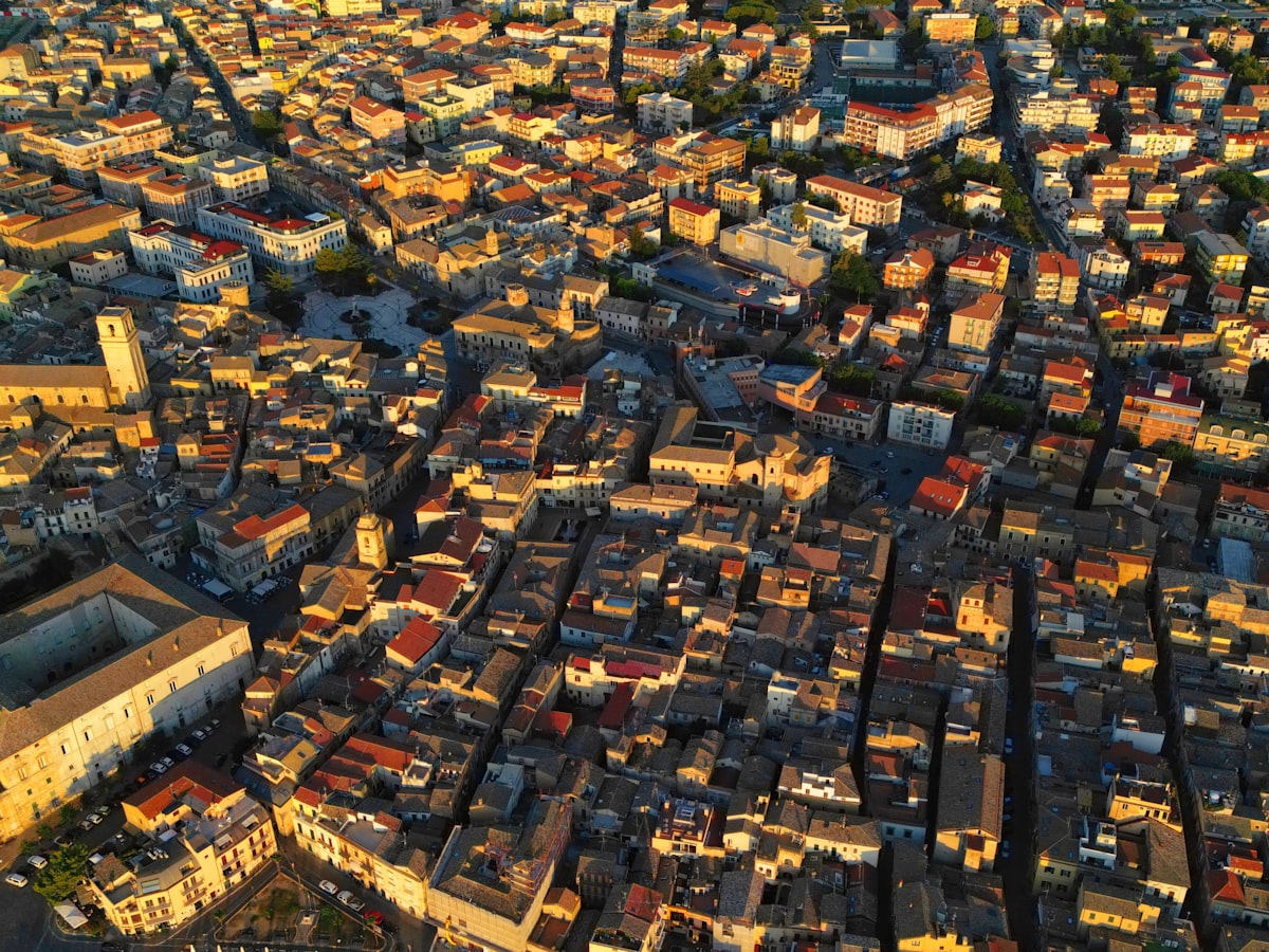 Dächer einer gewachsenen Stadt aus der Luft