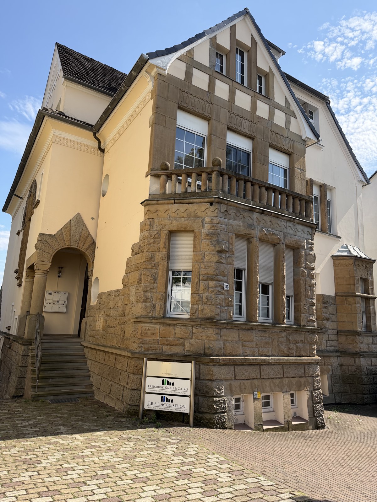 Firmensitz Schüruferstraße 155, Dortmund: Stadtvilla von 1908/1909 mit Sandsteinsockel und Firmenschild